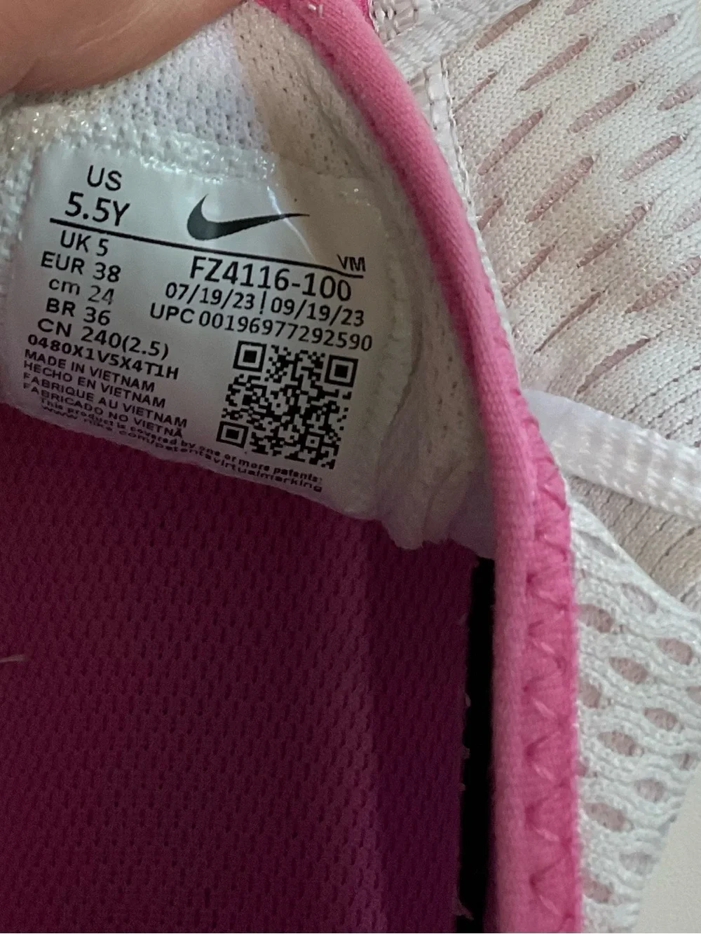 🌼🌼 Nike Girl’s Air Max 270 Shoes, Size 5.5Y